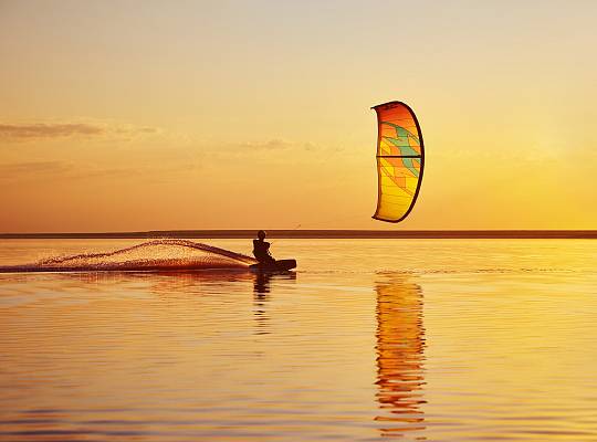 Grafika Kitesurfing na Jeziorze Sarbsko